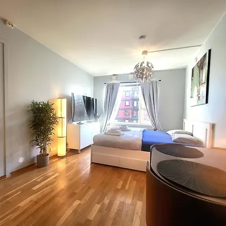 Moon Near The Centre ! Free Parking Available ! *